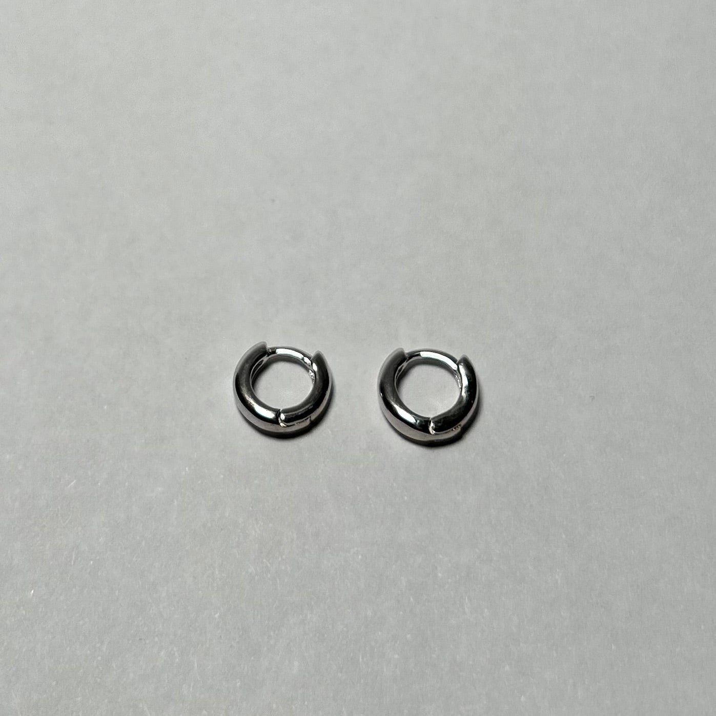 zerin - mini huggie earrings