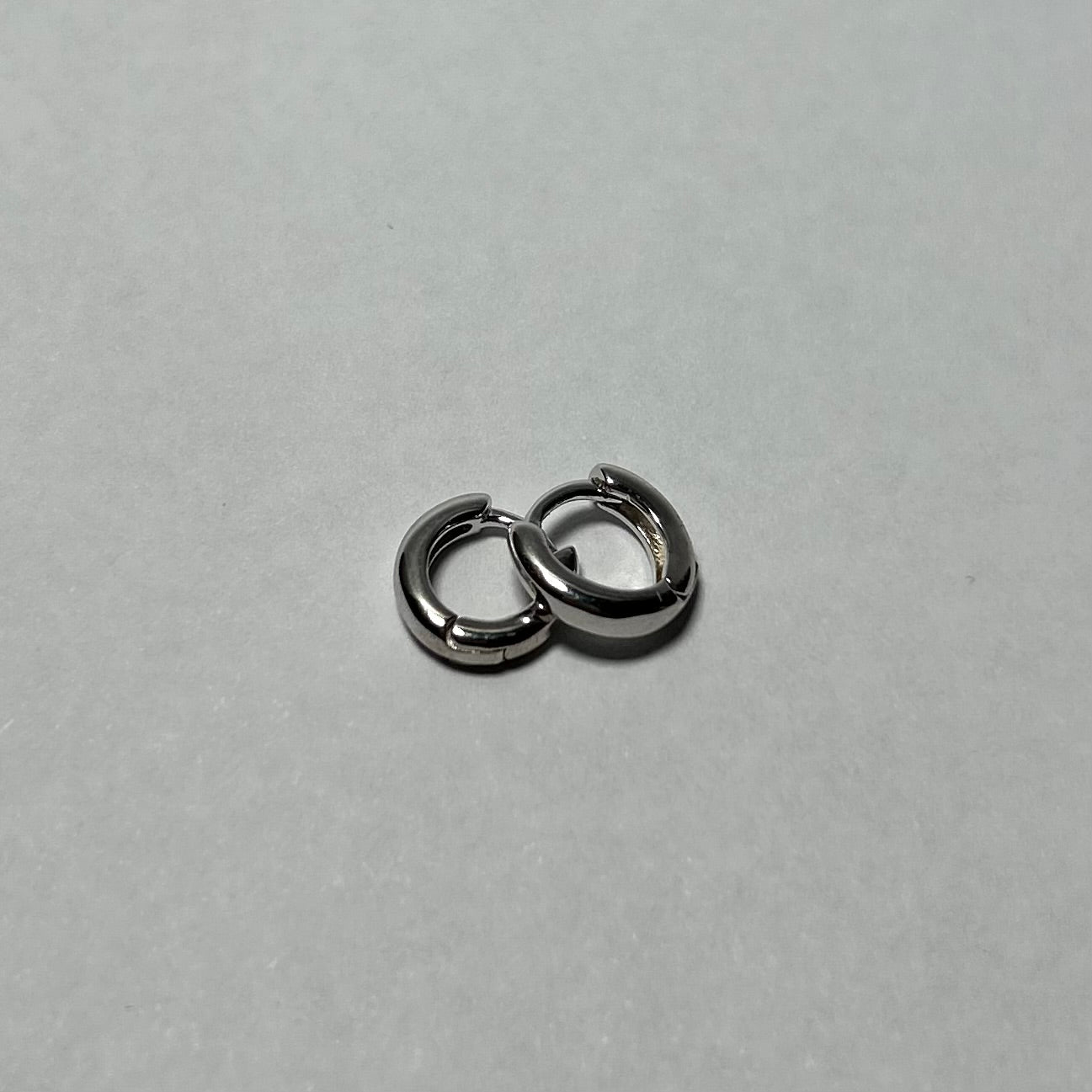 zerin - mini huggie earrings